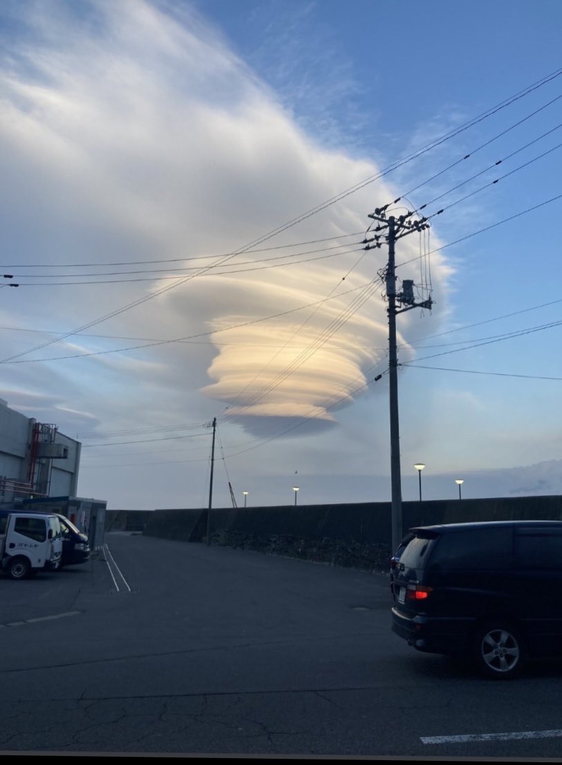 shimachan_2023's tweet photo. 3日くらい前の雲
なんか怖い… https://t.co/BiIqwR5PMZ