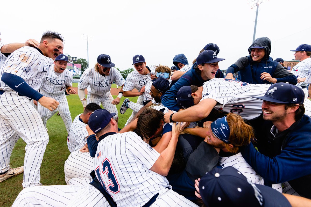 SamfordBaseball's tweet photo. Gonna tell our grandkids about this one day 🏆💍

#SetTheStandard 
#AllForSAMford https://t.co/QB1bT3JCzI