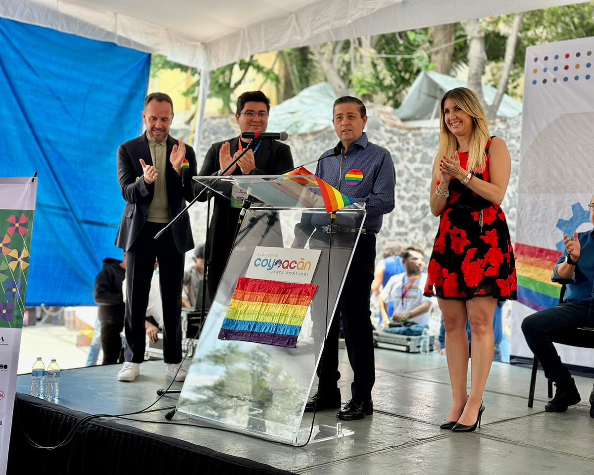betodemonio's tweet photo. A nombre de la equipa de @PrideConMX le entregué un reconocimiento al Alcalde @giogutierrezag de @AlcaldiaCoy por su apoyo y facilidades para la realización de la Segunda Feria del Empleo LGBT+ de Pride Connection México. 🏳️‍🌈🤓🏳️‍⚧️

Gracias @DesireeNavarro y David Cerdeño. 👏👏👏 https://t.co/ddZkgOsVzY