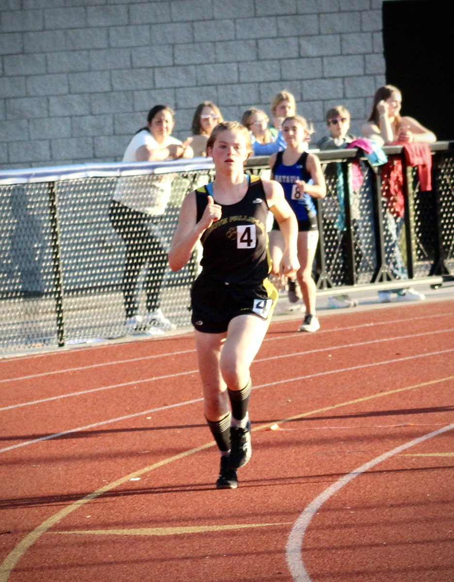 HFLtrackfield's tweet photo. More performances from yesterday: 

Bagley taking 2nd and 1st in the 100H &amp; 400H, and Williams placing 4th, 2nd and 1st in the 100, 200, and 400. Kraynik was the B1 pole vault champion and 3rd in the 800. All ran on relays too! https://t.co/Qo1RKjaKR9