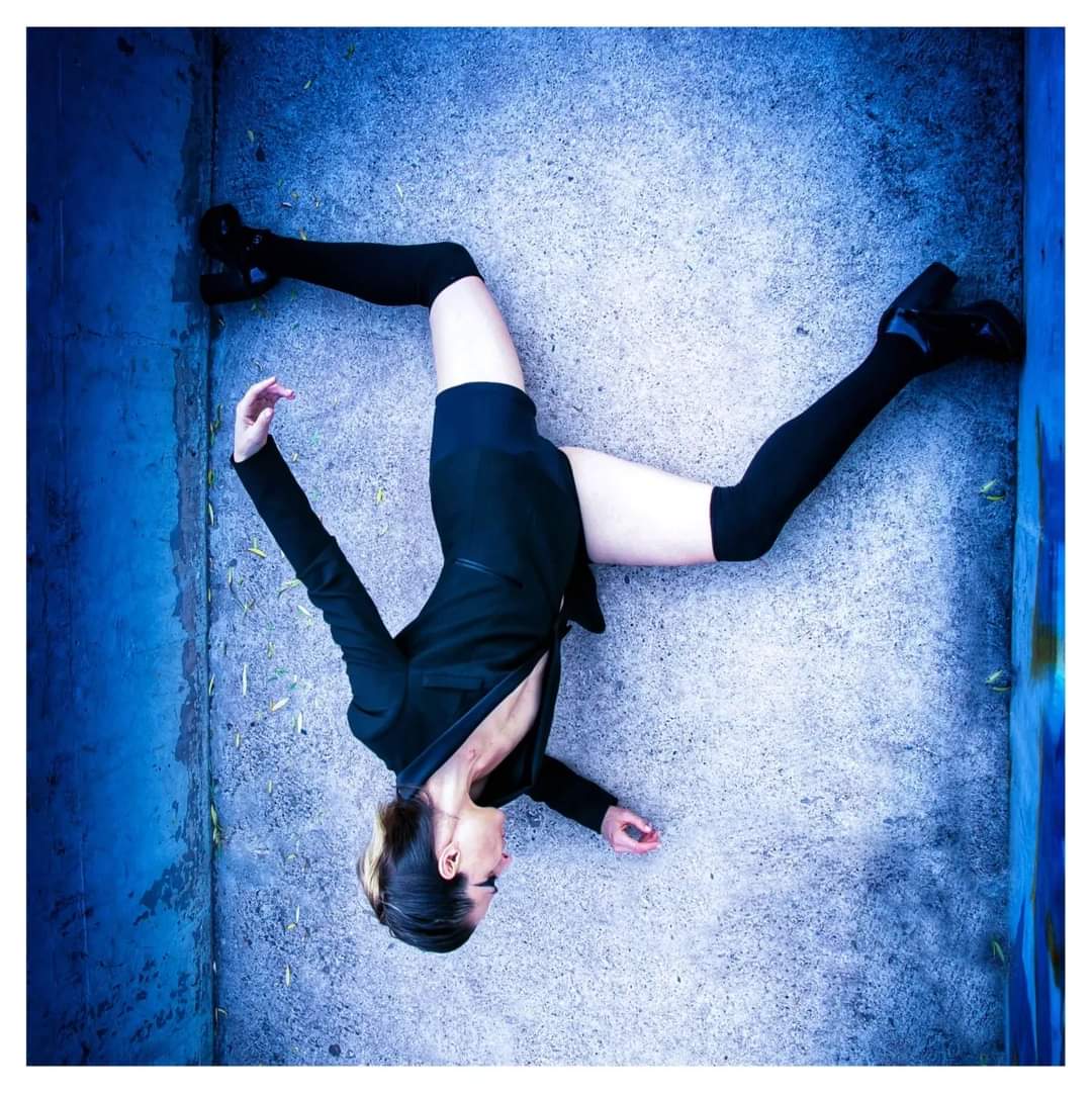 La ley de gravedad también puede ser una sensación.
IG: instagram.com/silfurfari.fot…
#blue #woman #photography #lens #fotografia
