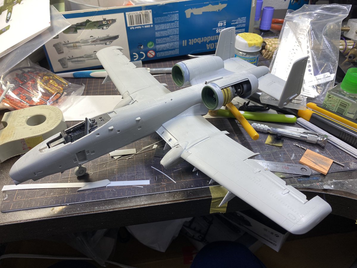 ITALERI 1/48 A-10A Thunderbolt II
垂直尾翼を接着。
そして立ったのだ！
もう少しで塗装出来そうね。