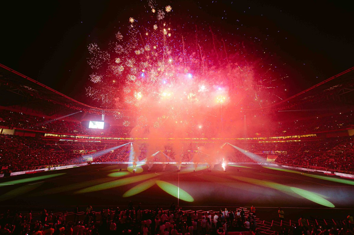 OL's tweet photo. Un stade en feu pour un vibrant hommage 🔥😍

Merci les Gones pour cette soirée mémorable ✨ https://t.co/aufP3INXt9