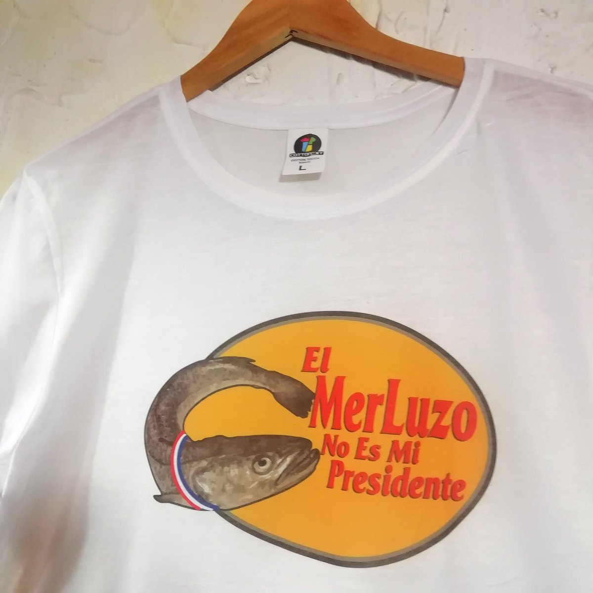 Las salmoneras están contra el merluzo y en #bazarpatriota también y para demostrarlo hicimos ésta polera con éste diseño

Sí te gusta dale un RT 🔁

#merluzo #FueraMerluzo #MerluzoIncompetente #ElMerluzonoesmipresidente #alerta #MesaCentral #enacional #toleranciacero #SinFiltros