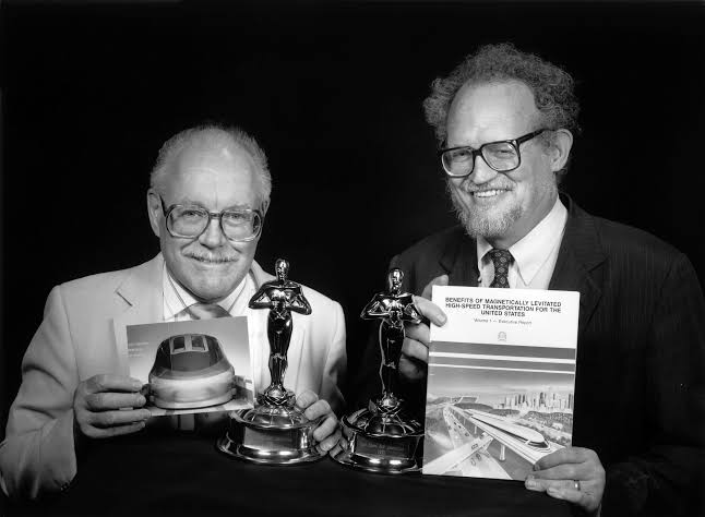 Jesse Powell ve Gordon Danby iki bilim insanı bir treni havaya kaldırabilmek için süper iletken mıknatıslar kullanmayı düşündüler. Düşüncelerini 1960 yılında gerçekleştirdiler ve Brookhaven Ulusal Laboratuvarında yaptıkları çalışma sonucunda Maglev trenlerinin ilk adımını attılar