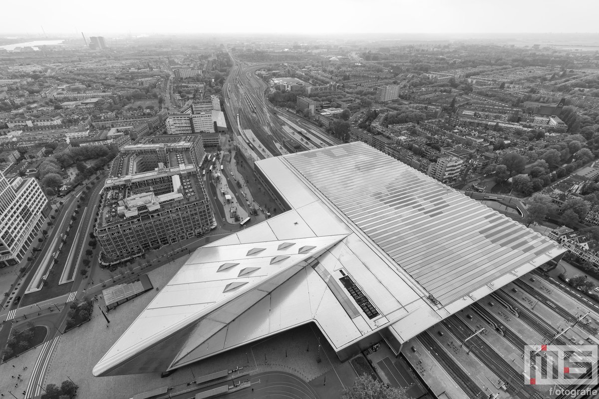 Het Centraal Station van Rotterdam van bovenaf in zwart/wit

#centraalstation #architecture #blackandwhitephotography #fotograaf #photograpger #centralstation 

Meer op: ms-fotografie.nl