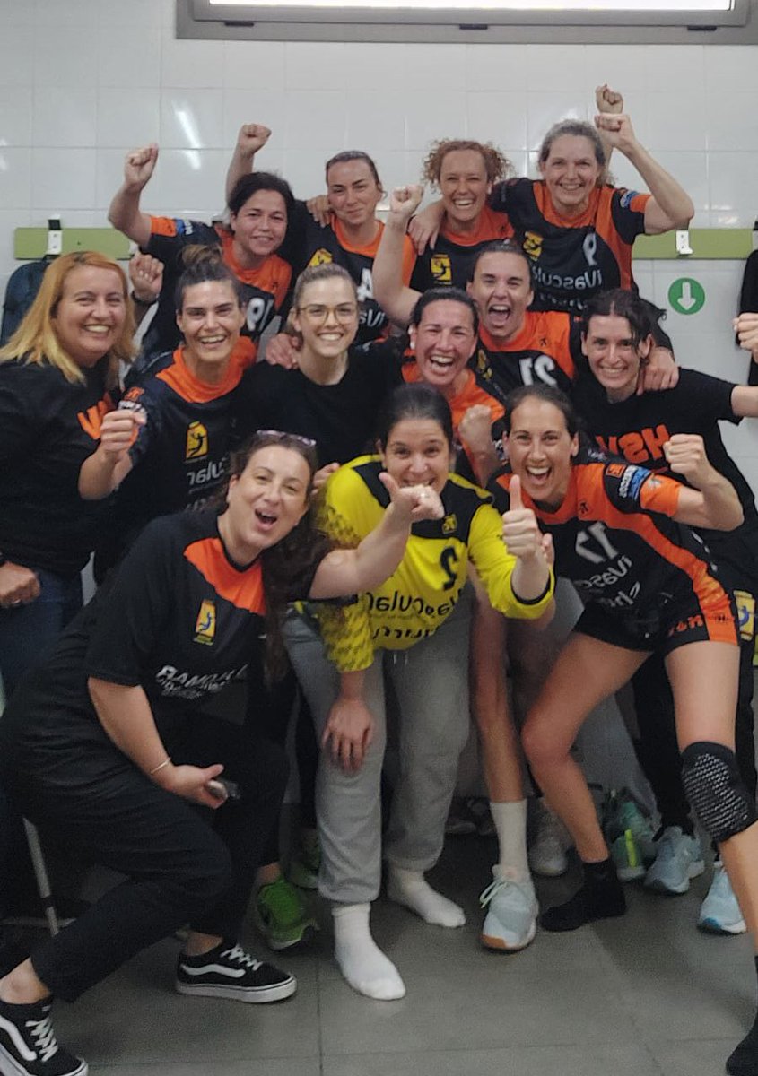 LAURI_DSEN's tweet photo. Mi entrenadora @irenemolo97 me dijo el pasado viernes en el entreno: Laura, como ganemos mañana a Castelldefels, el RCDE se salva... Vaaaamossss!!! +2 🤾🏻♀️💪
#hsv #golsamblama #vetes
#sisepuede #rcde https://t.co/sXiRwiLUZO