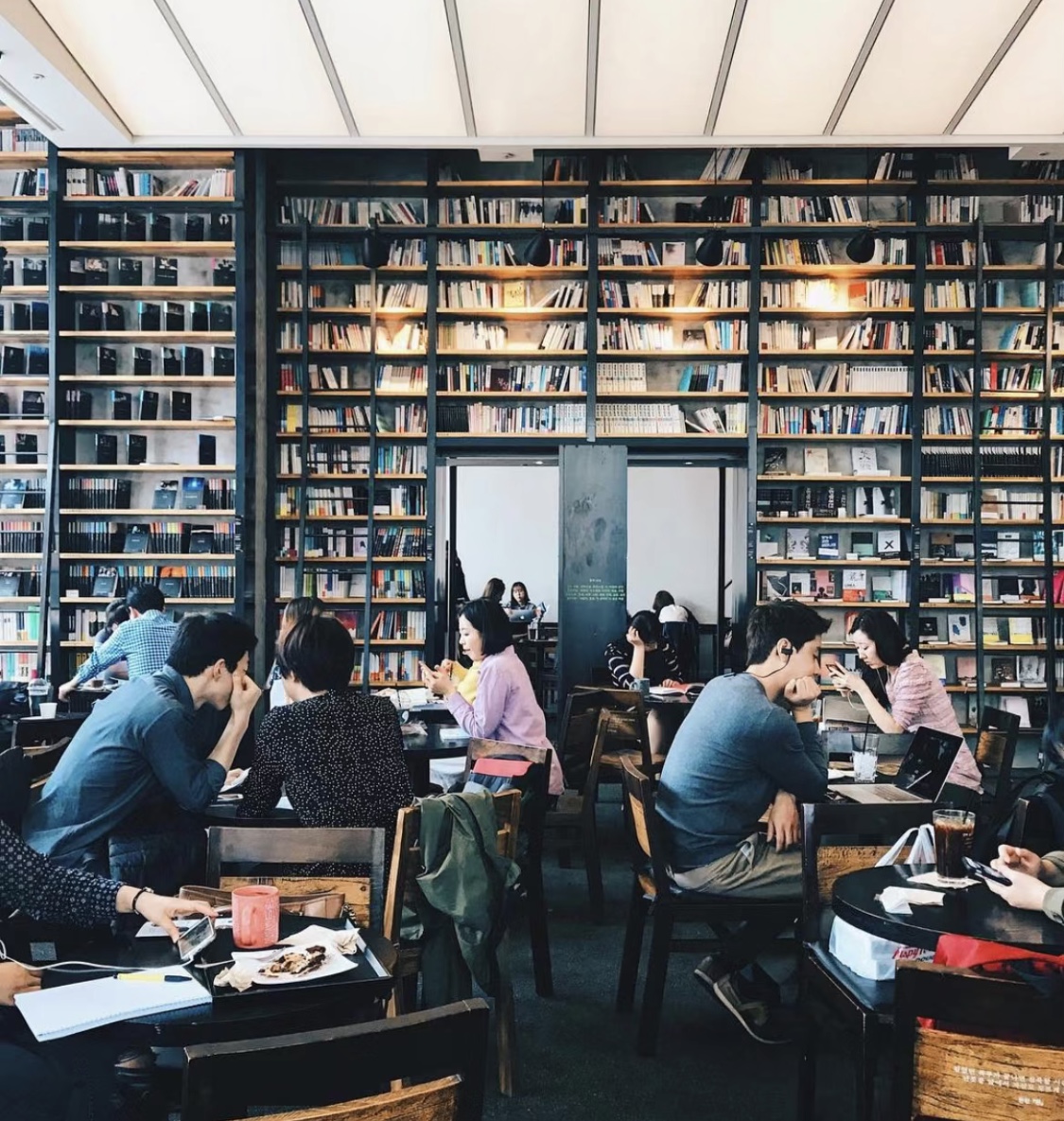 Have a good weekend, the weather is not bad today, and my girlfriends in the library reading books very relaxed life.