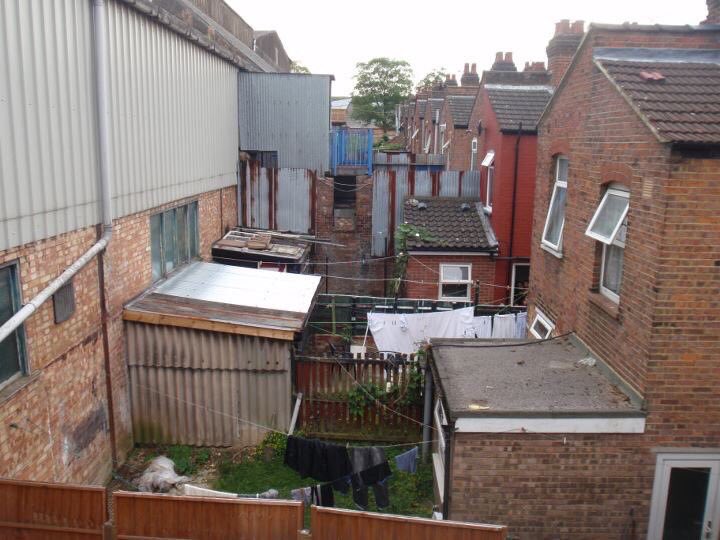 Luton Town pelaa ensi kaudella #valioliiga :ssa! Erling Haalandit ja kumppanit nähdään Kenilworth Roadilla, jonka vieraskatsomon sisääntulo näyttää tältä. Hurjaa!