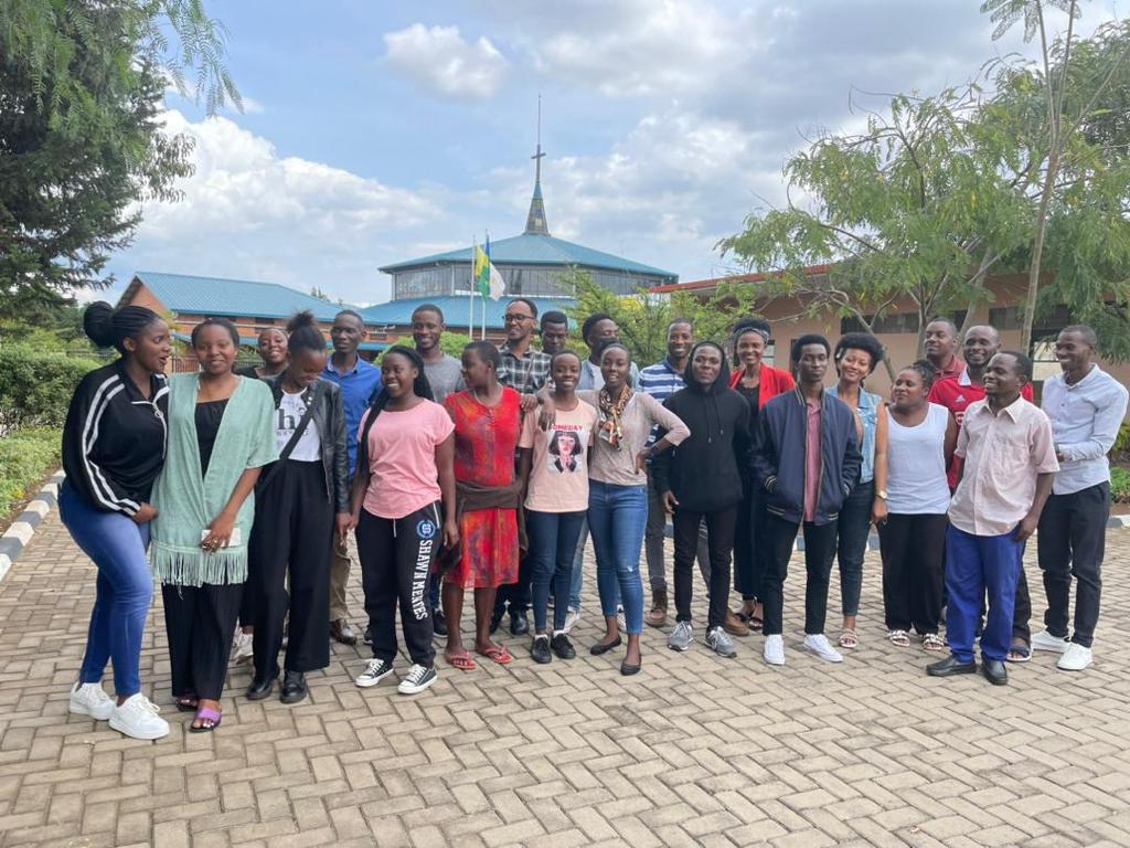 ParuwasiKIM's tweet photo. None kuwa 27.05.2023 urubyiruko rwa Paruwasi ya Kimihurura rwagize umwiherero, mukwitegura umunsi mukuru wa Panekositi. Baganiriye kandi Icyo kumenya Yezu bimaze mu buzima bwabo.
#BUA
#kimihurura
#walkwithholyspirit
#youth https://t.co/J64MlSoomr