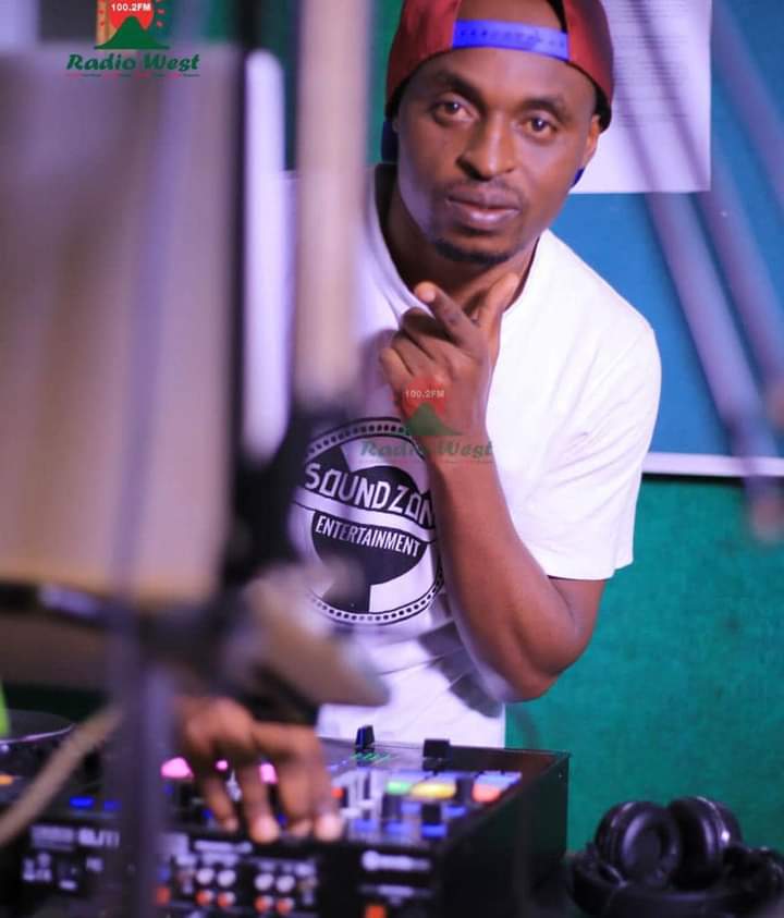 #ZikZone ahambeho

Shaba akeeshongoro aku orikwenda tukakuhe hati..

Na @Lithan_Mc1  | @djallod

Ahandi tushangye omu Switch Lounge, Ibanda eshaaha egi omu kasiki ka #Ekinihiiro SABA! SABA

#GambaMpurire