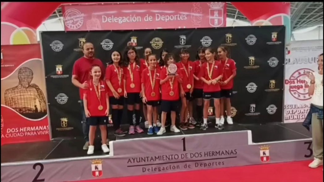 Entrega de medallas y trofeo para nuestras benjamines en su participación en la liga de la @delegaciondeportesdoshermanas 

Enhorabuena por la gran temporada realizada, vosotras más que nadie nos hacéis soñar sin límites, porque en vosotras está el futuro del fútbol femenino!!!