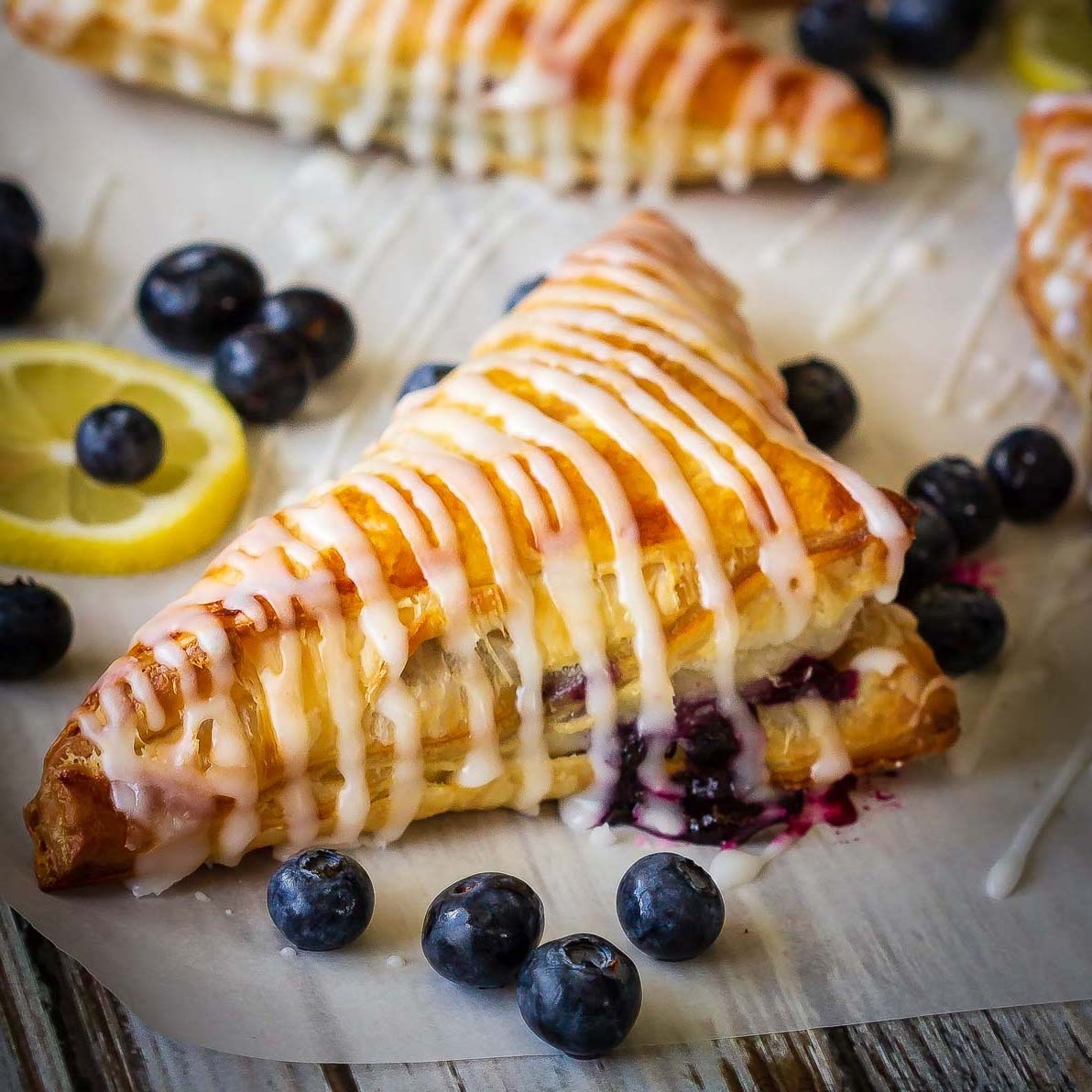 These lemon blueberry turnovers are a fast and easy dessert that everyone will love – the perfect sweet treat for the summer! Get the recipe: bake-eat-repeat.com/lemon-blueberr…