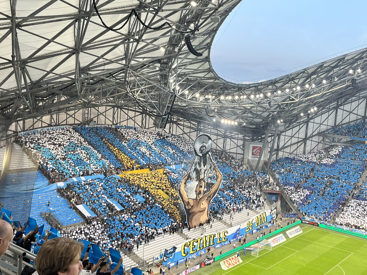 TIFO DE MALADE AU VELODROME 🤯⭐️💙🤍

📸 @Stickwic