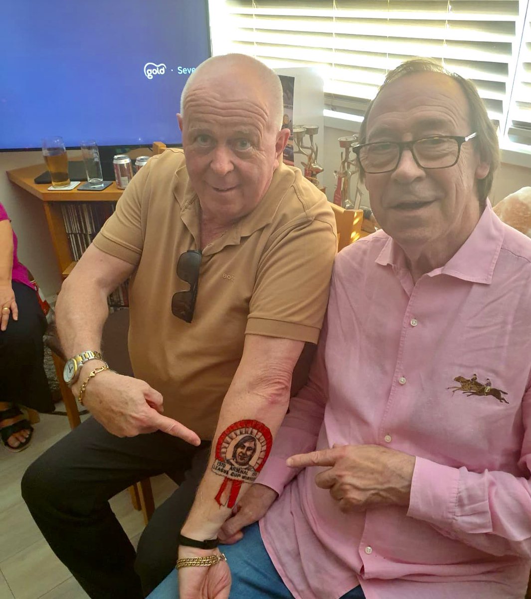 Tattoo I made on Arsenal fan Keith Martin from a Charlie George rosette he’s had since 1971 - Charlie checking it out