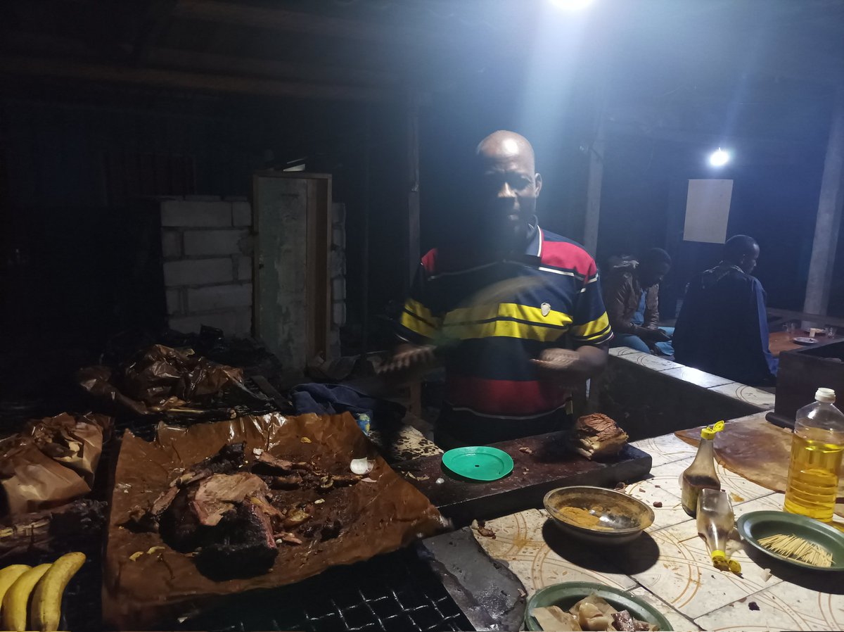 TitiNdema's tweet photo. Je suis allé SALUER Yakobo juste en face de la rue des banques,ou tu as TOUTES les banques SAUF @EcobankCameroun 😞😞😞😞
#Edea😍
#NightWorking https://t.co/eqvmKxrhXc