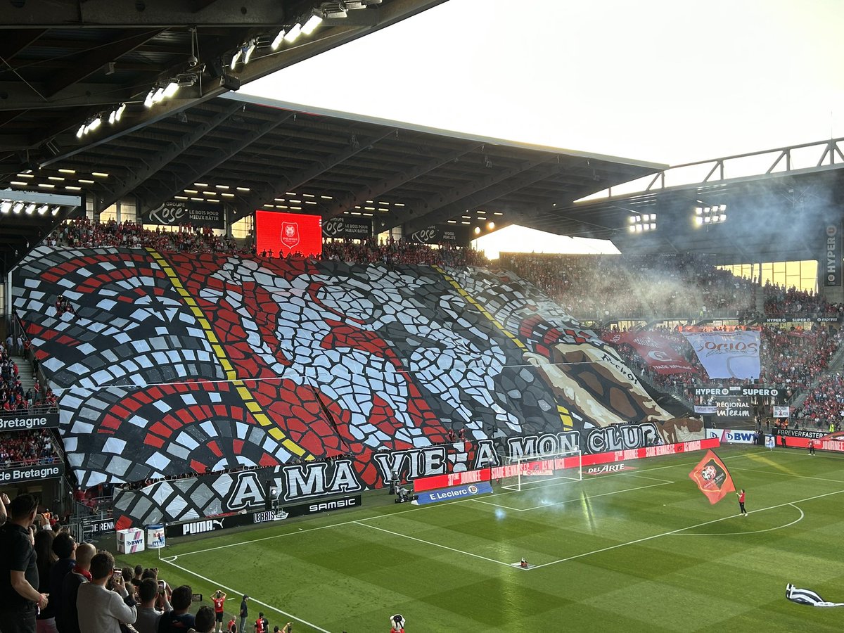 Clem_Gavv's tweet photo. Le dernier tifo du @RCK1991 cette saison au Roazhon Park. #SRFC https://t.co/F8LA34MUSj