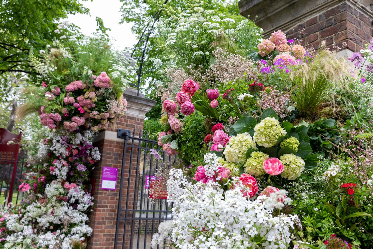 As #RHSChelsea Flower Show closes its gates for another year, we want to know... What's been your highlight of the show? 🌸

(📷 This year's fabulous gate floral display by @FloristryVail)