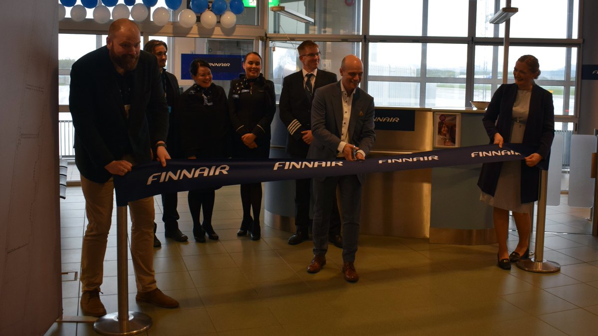 flynorra's tweet photo. Tänään Finnair avasi uuden reitin Helsingin ja Bodøn välille. 🇫🇮✈️🇳🇴 Norra operoi lentoja ATR 72 -lentokoneella. Kuvissa avajaistunnelmia Bodøn lentoasemalta. 🎂 @Bodo_kommune @Visitbodo #flynorra https://t.co/Ykm1z9MCTs