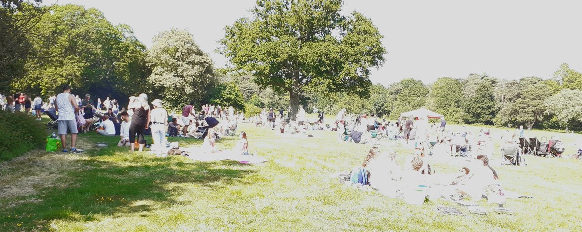 Hundreds enjoyed the sounds on vinyl on Southampton Common this afternoon thanks to @soul45djs
Apologies for the fairly awful photos!
