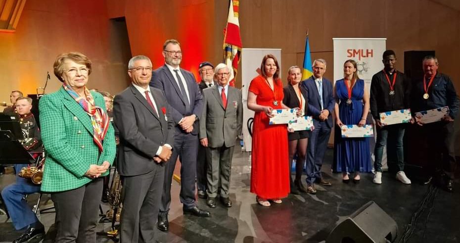 Le 25/05 Thomas Campeaux Préfet de l'Aisne a présidé la remise des coups de 🧡 du Prix des Apprentis de la SMLH en ouverture du Concert de bienfaisance donné par la @1stMarineDivision 🇺🇲
#solidarité #entraide #smlh