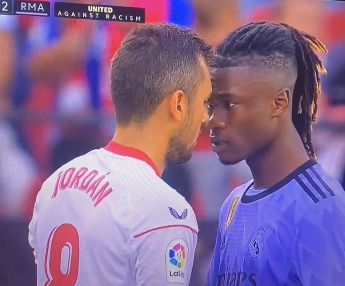 MadridSports_'s tweet photo. Así defendió @camavinga a @DaniCeballos46 tras recibir la espantosa entrada de Acuña. 

🐆 https://t.co/p5iaTzJlKv
