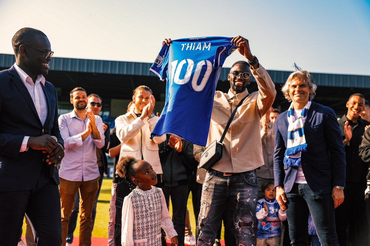 ✨Tous 𝒆𝒏𝒔𝒆𝒎𝒃𝒍𝒆 pour fêter ce moment historique, cette victoire collective, cette (re)montée en <a href="/Ligue2BKT/">Ligue 2 BKT</a> ! Merci 🔥
#TeamUSLD 🔵🤍👊