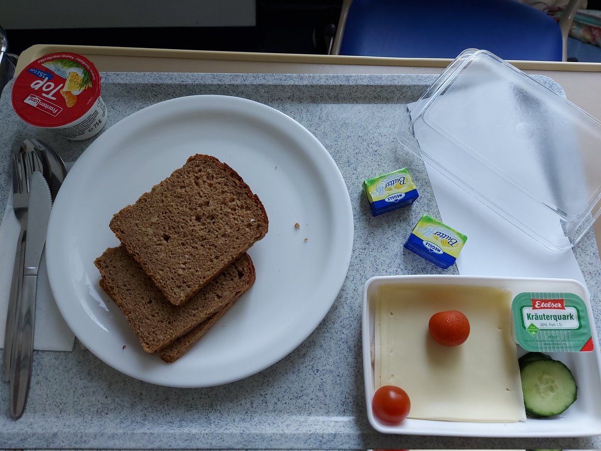 febmantwentyone's tweet photo. @Karl_Lauterbach 
Mir ist es völlig Wurscht wie ihr die Leute nennt die dich angeblich entführen wollten. Aber solange eine Schwangere im Kreißsaal diesen Fraß vorgesetzt bekommt, solange nenne ich dich einen Versager.
#Lauterbach #Entbindung #Versagerkarl @BMG_Bund https://t.co/d7nKEF2JyL