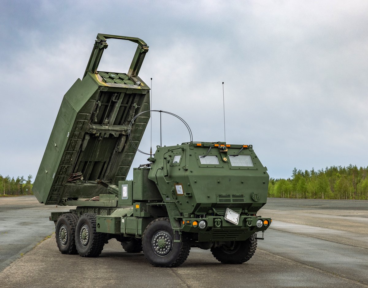 TeroTweet's tweet image. US Marines HIMARS-raketinheitin (High Mobility Artillery Rocket System) esitteli Rovaniemelle saavuttuaan myös syömähampaitaan.
Järjestelmä on sama kuin Suomen tela-alustaisessa raskaassa MLRS-raketinheittimessä (298RSRAKH06). 
#turpo #säkpol #LIST23
Kuva: @USMC / Eric Dmochowski