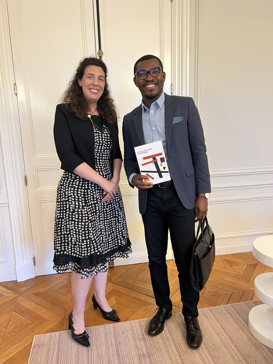Pour un #Droitpublic de #larbitrage , 
Me Carine DOGANIS, de l’affaire Tapie à celle des frégates de Taïwan a trouver l’intérêt d’une refondation de l’arbitrage à partir des fondamentaux du #Droitpublic. 

Merci chère Me pour la dédicace 📖
<a href="/KLGates/">K&L Gates LLP</a> Me <a href="/LouisDegos/">Louis Degos</a> @ArbitrageClub