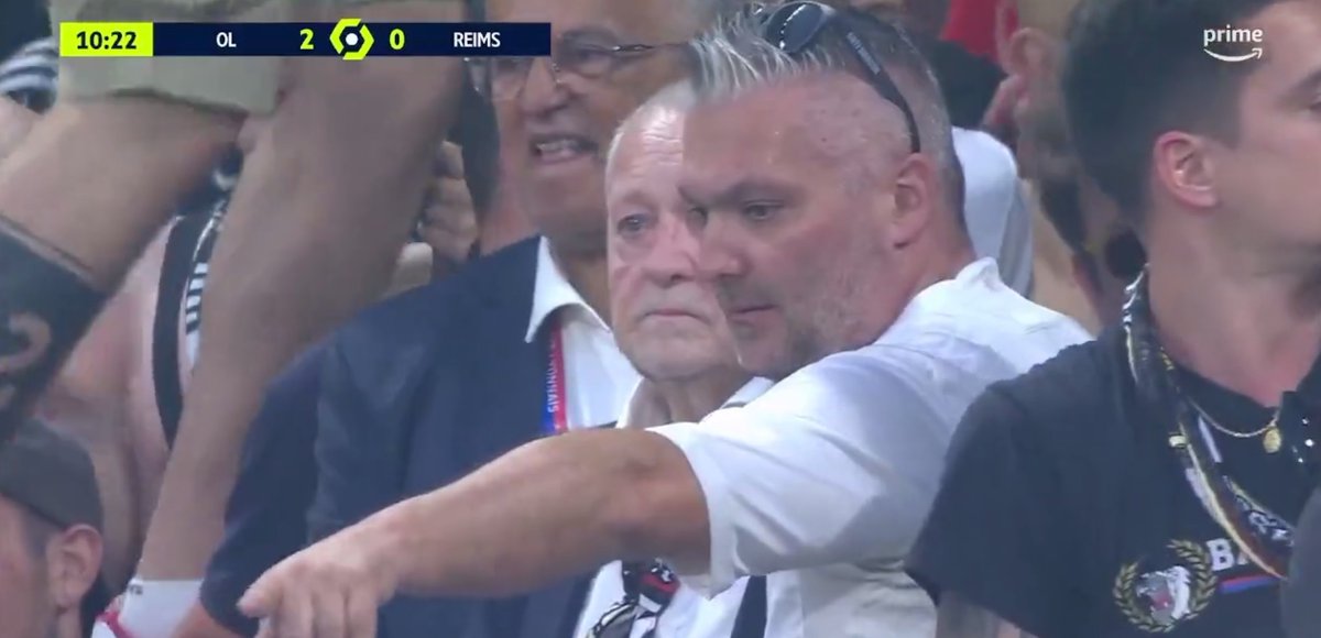 SocialGones's tweet photo. [#MerciJMA] Jean-Michel #Aulas au milieu des Bad Gones. 🔴🔵

Le regard parle de lui-même...

#TeamOL #OLSDR https://t.co/01nCxTzgal