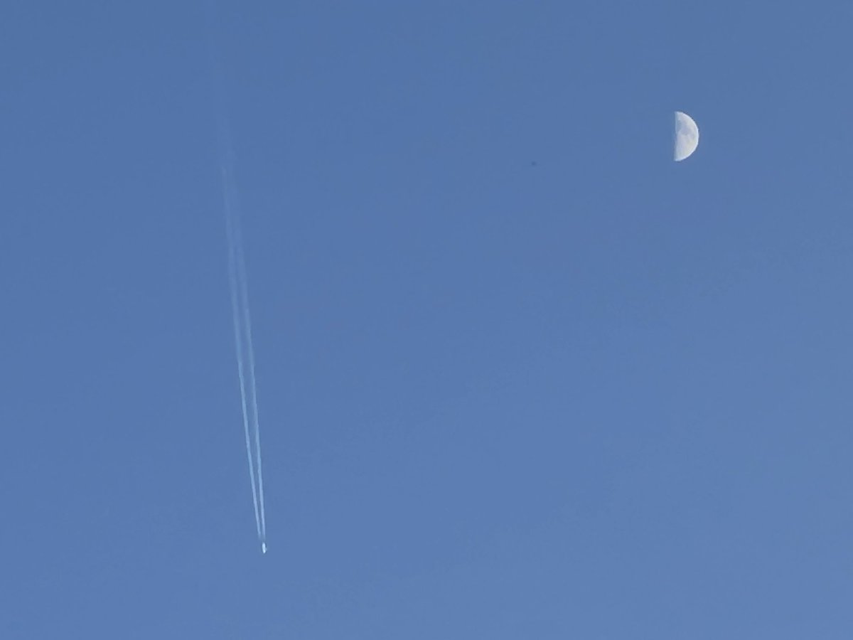 Meanwhile, overhead #soesterbergafb #watvliegter #airspace #kijkomhoog
