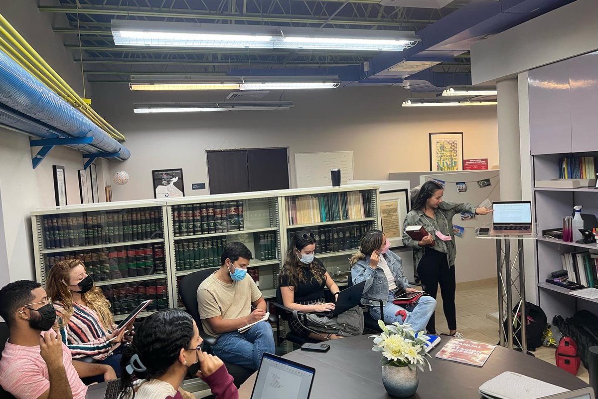 revjurupr's tweet photo. El pasado año fue uno lleno de logros y retos. La creación del #Volumen92 no hubiera sido posible sin el excelente trabajo de nuestro Cuerpo Editorial y todos los estudiantes que lo componen. 1/3 https://t.co/GPlj0q42EM