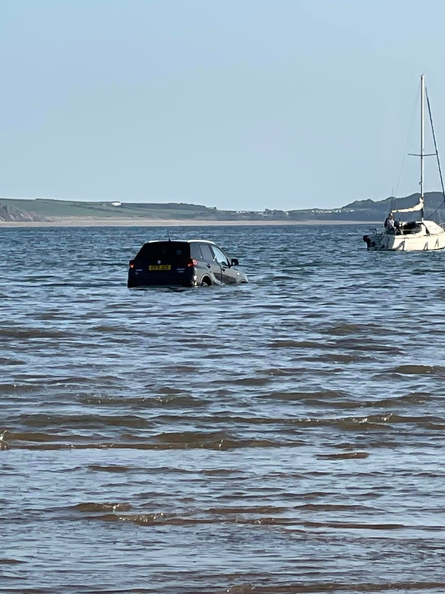 LlanelliStand's tweet photo. Car stuck in the sea at Burry Port.
Photo credit Adrianna.
#LlanelliStandard #RedBrandMedia #Sea #BurryPort https://t.co/bg25O7gEB6
