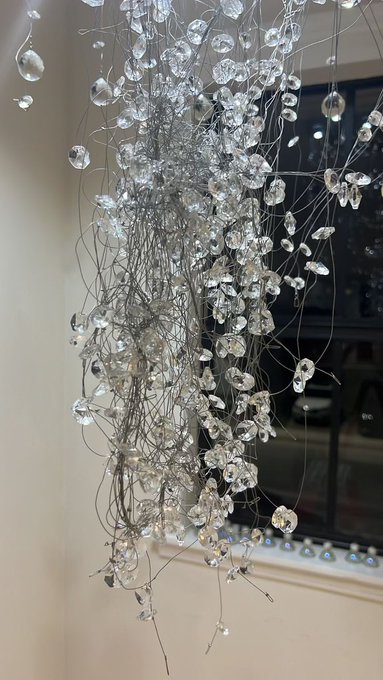 How would you react if an electrician did this to your chandelier ? Lol https://t.co/NZ7xni06JU