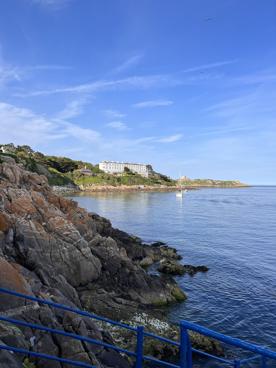 It is an unspoken and cruel rule that places will present themselves from their most beautiful side right when you’re about to leave 😪🍯
The people I’ve met here and Ireland’s raw nature will make it very difficult to part in a couple of days 🚌