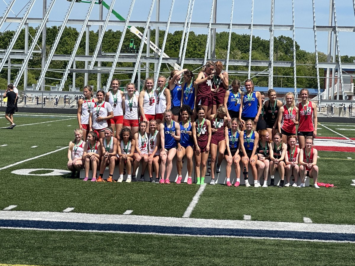 4x400m relay team finishes 6th with a season PR of 4:07.9.  Fantastic season ladies!