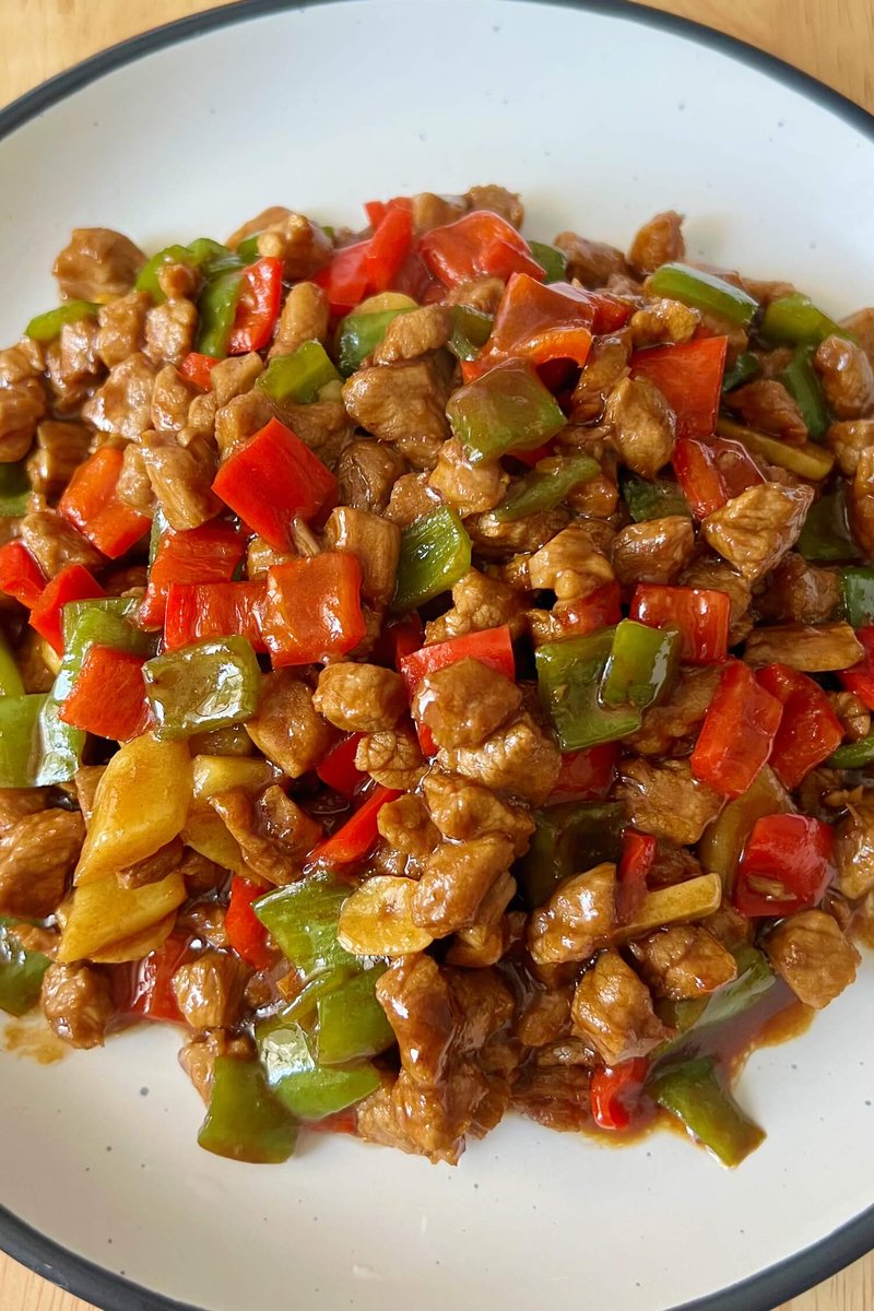 Chinese Diced Beef and Pepper Stir Fry 
mychinesehomekitchen.com/2023/05/20/chi…
#anaheimPepper #greenPepper #ChineseCuisine #beef #stirfry #slipperCoating #dryBlanch #healthy #mychinesehomekitchen #homecooking