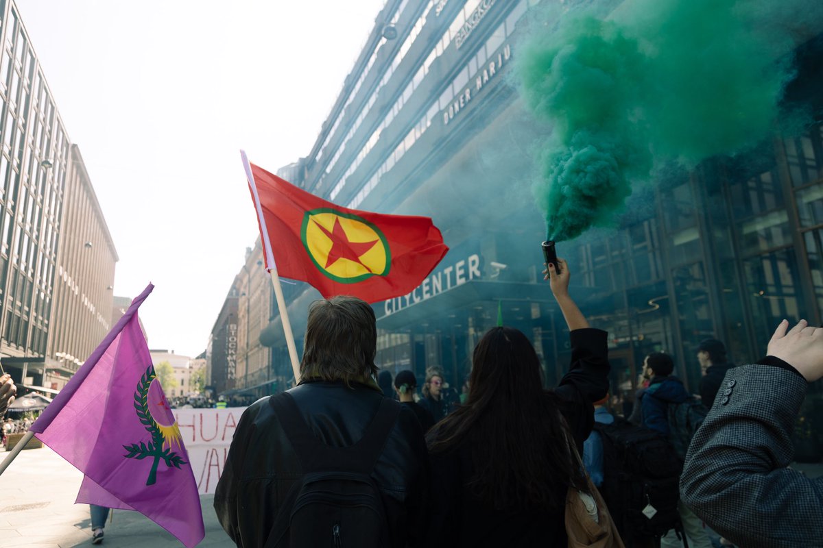 R4RFinland's tweet photo. ✌️Rauha Rojavaan – loppu Turkin hyökkäykselle! -mielenosoitus 27.5. 

Toivomme syvästi että viestimme välittyy Suomen seuraavalle hallitukselle; ihmisoikeuksia kunnioittava Suomi ei varusta hyökkäyssotaa käyvää Turkkia! Ei aseita Turkille, rauha Kurdistanille.

#RiseUp4Rojava https://t.co/eWNo49s9uY