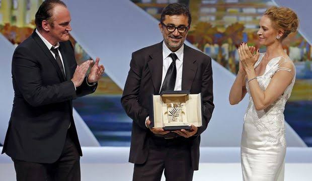ibodirector's tweet photo. Son yedi filminin tamamıyla Cannes Film Festivali'nde ana yarışmaya girmeyi başardı. Nice usta yönetmenlerde bile bu istikrarı sağlayamayıp yan bölüme düşenler, kabul edilmeyenler, bu yüzden festival değiştirenler olmuştu. O düşmedi de, değiştirmedi de. Cannes'da her zaman ısrarcıydı. Üstelik yedi filmle toplamda 1 Altın Palmiye, 2 Grand Prix, 1 yönetmen, 1 erkek oyuncu, 1 kadın oyuncu, 2 FIPRESCI ödülü kazandı. Türkiye'nin yaşayan en büyük ve en başarılı yönetmeni. Seçim öncesinde yalnız ve güzel ülkemize bir kez daha selam olsun! #Cannes2023 #AboutDryGrasses #KuruOtlarÜstüne #NuriBilgeCeylan #MerveDizdar