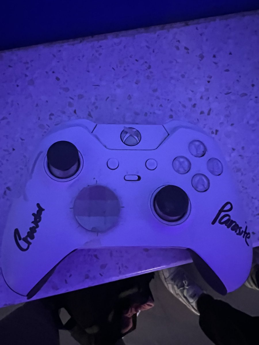 Capshaa's tweet photo. Thanks sm to @Parasite @JamesCrowder @TheFlank (gursh) for taking time outta their busy days to sign my controller, trying to get every personality in the venue to sign it today! #CDL2023 #cdlmajor5 https://t.co/6XqOuFTk4i