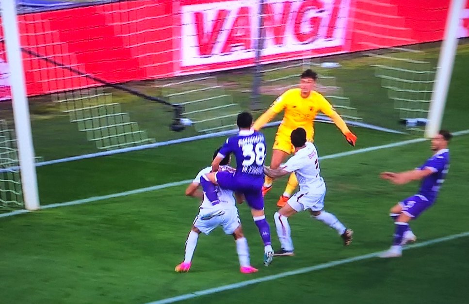 Bove spinge da dietro e commette fallo  #fiorentinaroma