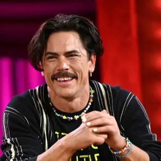 it doesn't matter your political affiliation, your favorite housewife, or your age - we can all agree that Tom Sandoval is a total douchebag. #pumprules
