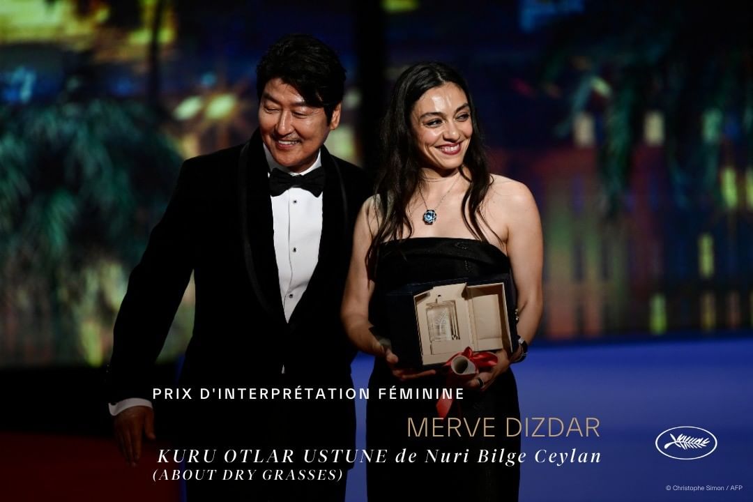 Merve Dizdar, Nuri Bilge Ceylan'ın 'Kuru Otlar Üstüne' filmindeki performansıyla Cannes Film Festivali'nde En İyi Kadın Oyuncu ödülünün sahibi oldu. @merveedizdar'ı kutluyoruz. #MerveDizdar #CannesFilmFestivali #KuruOtlarÜstüne