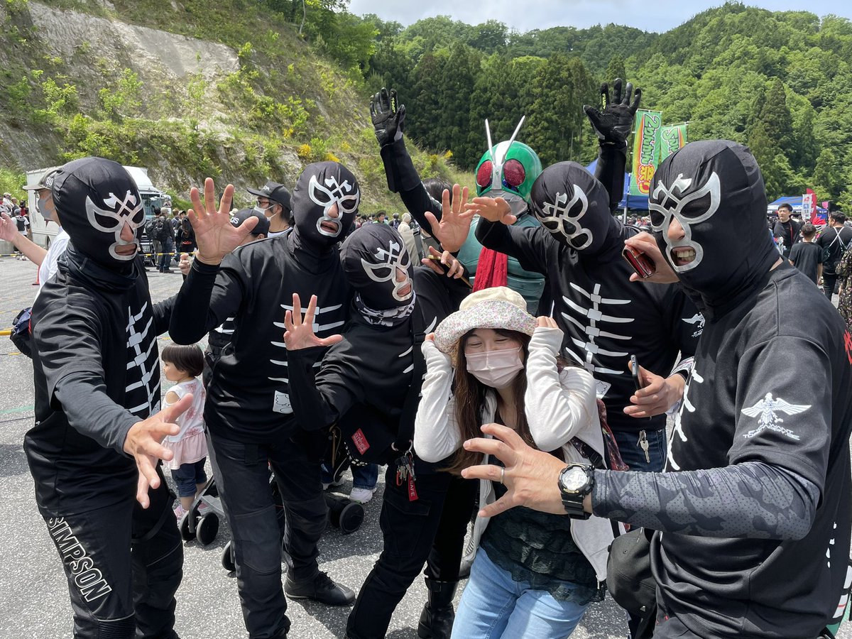 Alice_milkteas's tweet photo. ショッカーに囲まれた
↓
ショッカー一員となりました　笑笑

#2りんかん祭り https://t.co/4c3Us6fJTg
