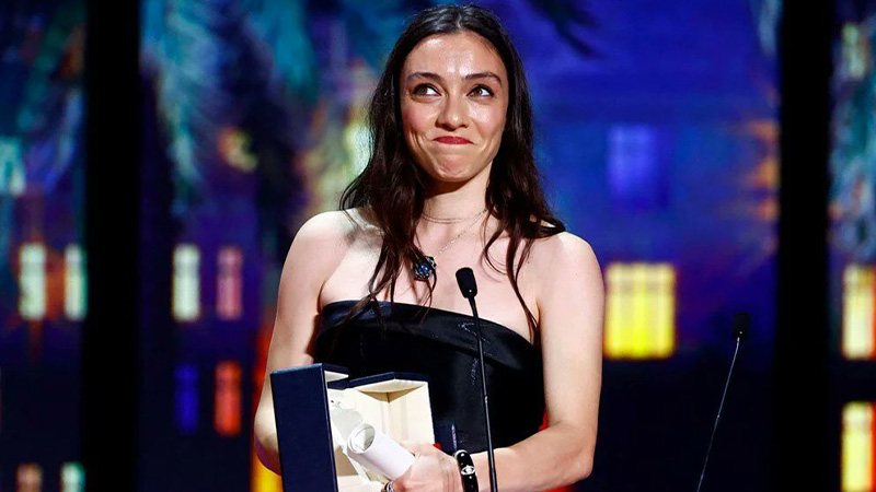 🎙️ Cannes'ta en iyi kadın oyuncu ödülüne layık görülen Merve Dizdar'ın teşekkür konuşması: 

💬 "Bu ödülü tüm kız kardeşlerime ve Türkiye’de hak ettiği güzel günleri yaşamayı bekleyen tüm mücadeleci ruhlara armağan ediyorum"
t24.com.tr/haber/merve-di…