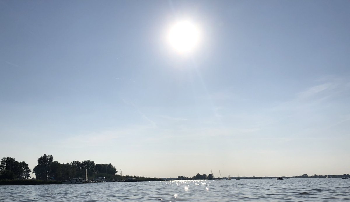 RhodeBijlsma's tweet photo. Vandaag overleed mijn lieve, meest digitale en vooruitstrevende patiënte aan uitgezaaide borstkanker. Onder de indruk van haar wilskracht en moed, en ook vd eenzaamheid van ernstig ziek zijn als je een jonge moeder bent.
Houdt elkaar vast #OokDoktersRouwen
#Regie #DigitaleWereld https://t.co/H3f9Bmo0Sb