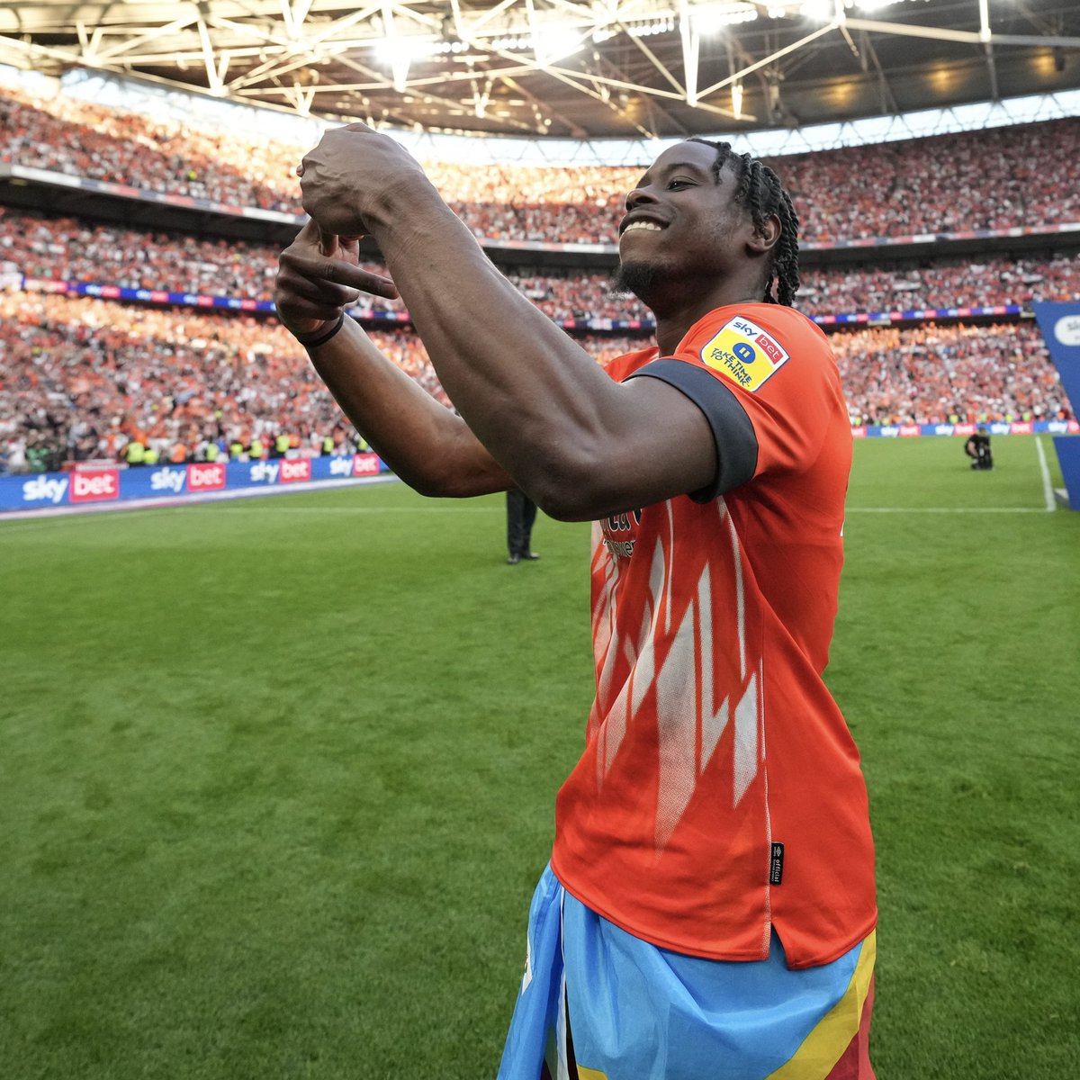 The first man to go from non-league to the Premier League with one club.

@PellyRuddock 🫡

#COVLUT | #COYH