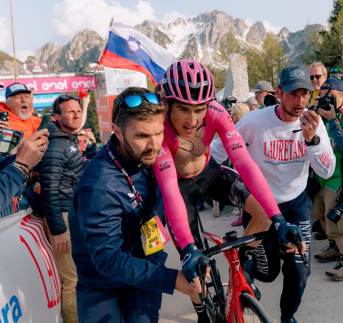 Thanks to everyone for the support on the road, online and from back home. It’s been overwhelming 👍 Long live the #Giro 👌🇮🇹