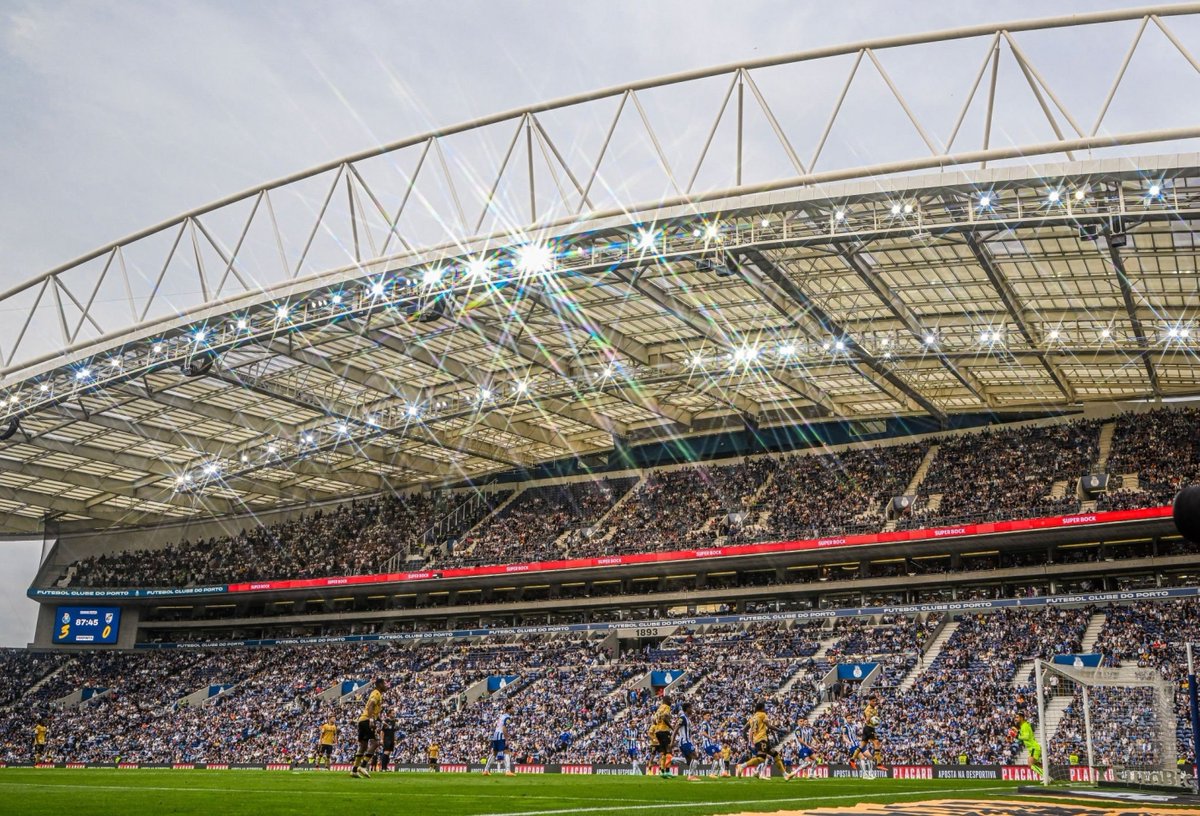 42 417 adeptos, hoje, no Estádio do Dragão. Média de 41 380 adeptos, neste campeonato, no Dragão. Um campeonato em que chegámos a estar a 10 pontos do 1º lugar e, mesmo assim, os adeptos foram correspondendo. O objectivo é aumentar este número na próxima época! #SomosPorto 🔵⚪